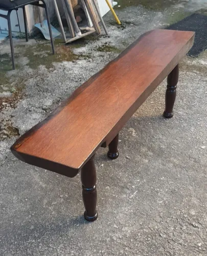 Mesa em madeira maciça para decoração