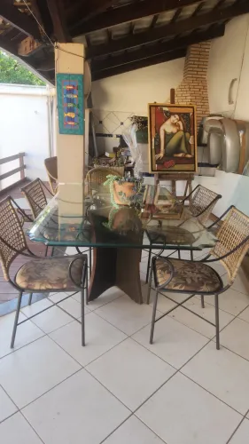 Mesa de jantar com cadeiras de vime