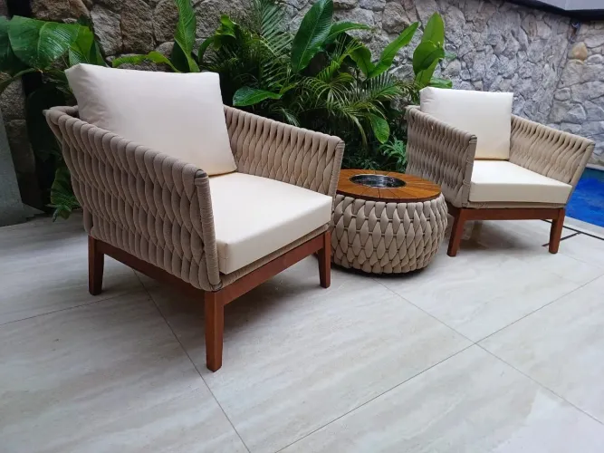 Conjunto de Poltronas e Mesa de Centro em Rattan