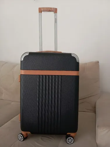 Mala marca Santino, tamanho médio , giro 360 graus , cadeado, expansiva