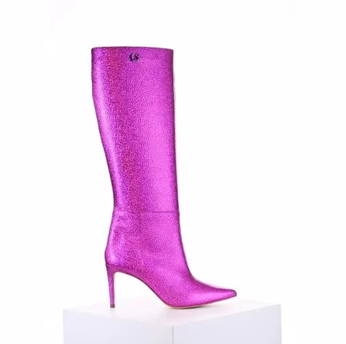 Bota de couro com bico e salto finos na cor fuchsia. Carmen Steffens