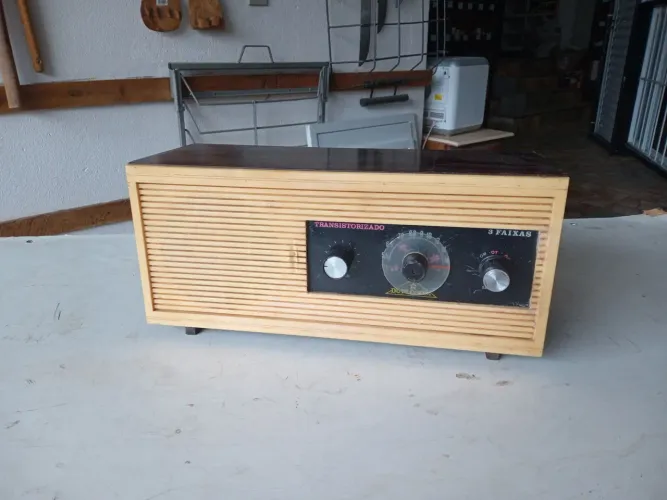 Rádio de mesa Suzegani