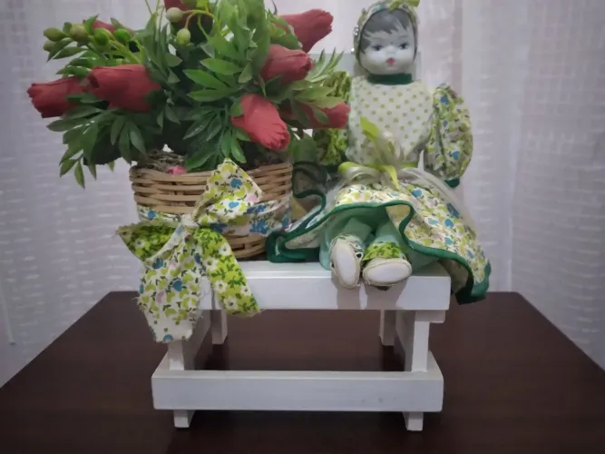 Decoração Vintage com Boneca e Arranjo Floral