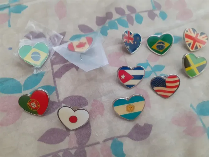 KIT 11 PINS PAISES PEQUENOS FORMATO CORAÇÃO METAL