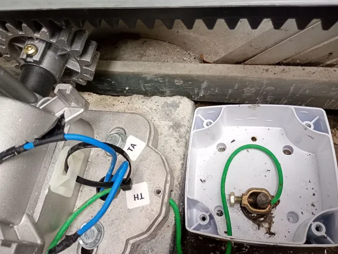 Motor para Portão Eletrônico com Aterramento - Segurança e Durabilidade Garantidas <br>