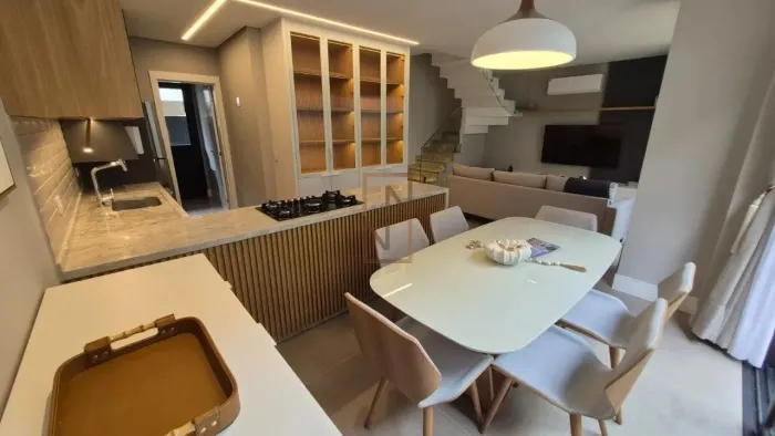 Casa em condomínio 4 dormitórios no Xaxim