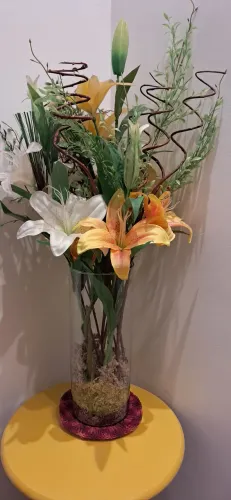 Arranjo de flores artificiais em vaso de vidro