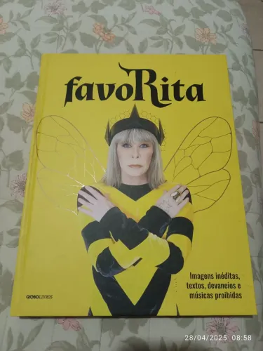 Livro FavoRita - Imagens inéditas, textos, devaneios e músicas proibidas