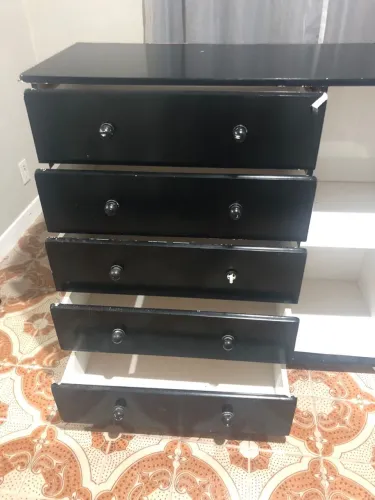 Cômoda preta com gavetas Aceito cartão 