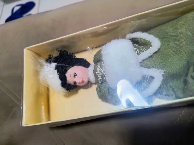 Boneca de porcelana colecionável 