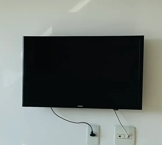 Tv 32 polegadas Samsung com suporte de parede 
