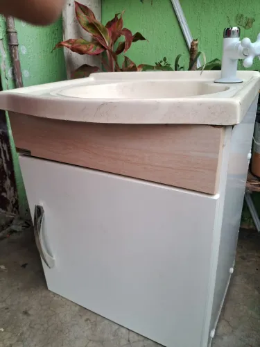 Pia e armário de banheiro