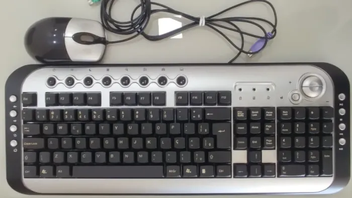 1 teclado multimídia e 1 mouse óptico (no estado)