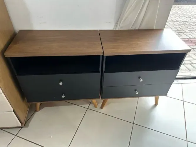 MESA DE CABECEIRA 2 GAVETAS