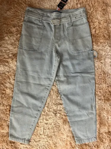 Calça jeans com bolsos frontais