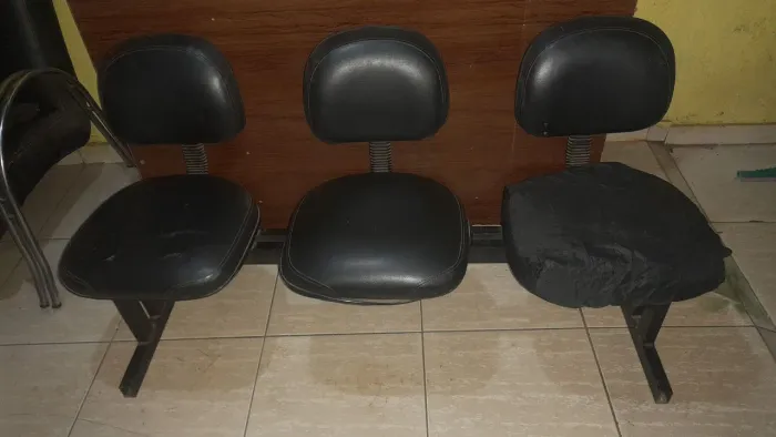 Longarina de 3 Lugares Precisando de alguns reparos Barato!