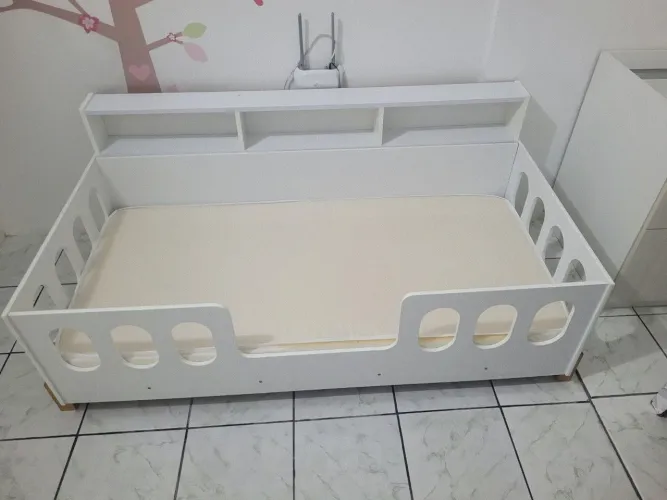 Cama montessoriana infantil+ colchão + nicho + luminária