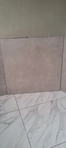 VENDO 5 PECAS DE PORCELANATO. 90X90 200,00..TRATAR C/GILSON. ZAP. *