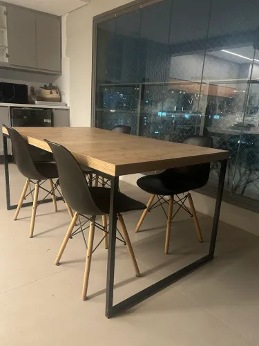 Mesa estilo industrial (sem cadeiras)