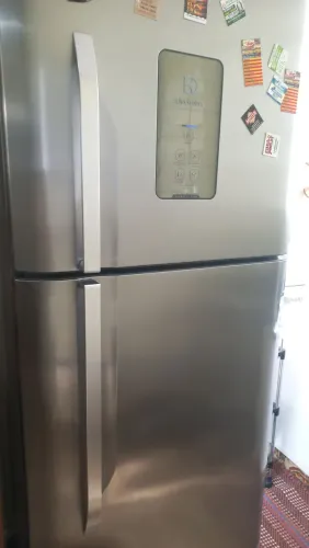 Vendo geladeira semi nova.