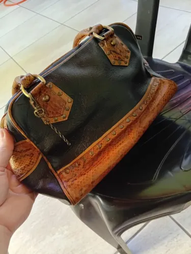 Bolsa em couro Legítimo bicolor marrom piton e preto Gianni sgai 120$ ou troco por