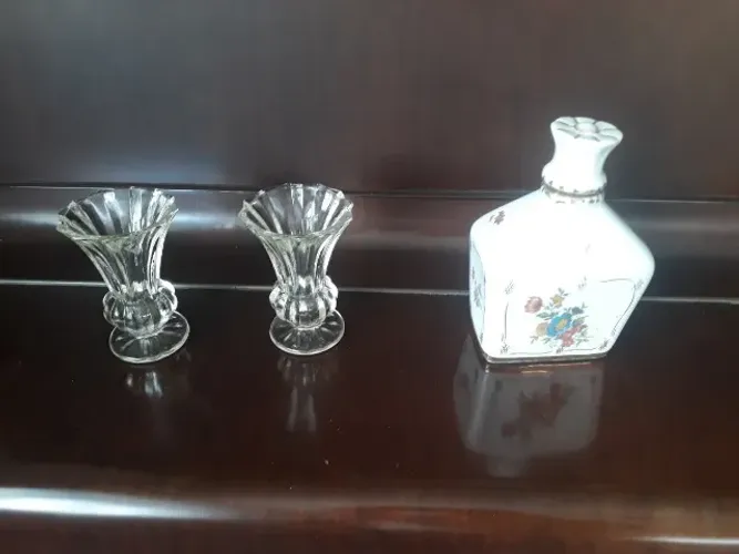Par de vasos antigos de vidro e perfumeira de louça