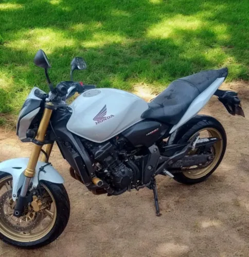 Hornet zerada 30 mil rodados somente . Pneus novos . Toda revisada