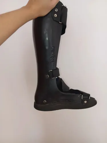 Órtese/bota imobilizadora de pé e tornozelo.