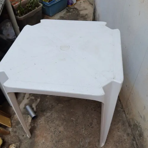 Mesa de Plástico com 4 Banquinhos