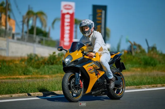 Suzuki impecável 1.000 Cilindradas.