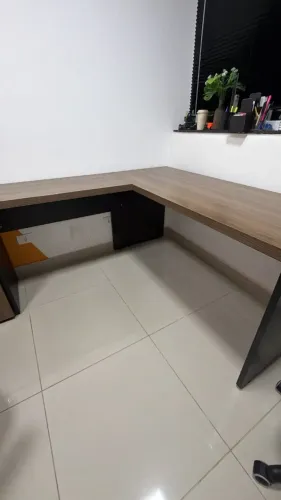Mesa de escritório em L