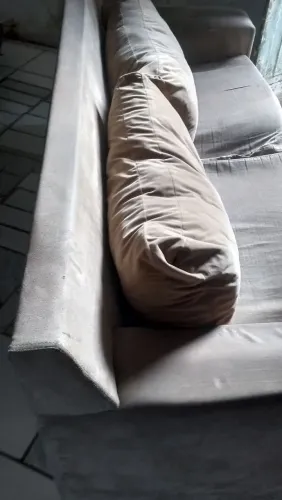 Sofá 3 lugares com almofadas