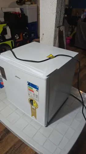 Frigobar semi novo
