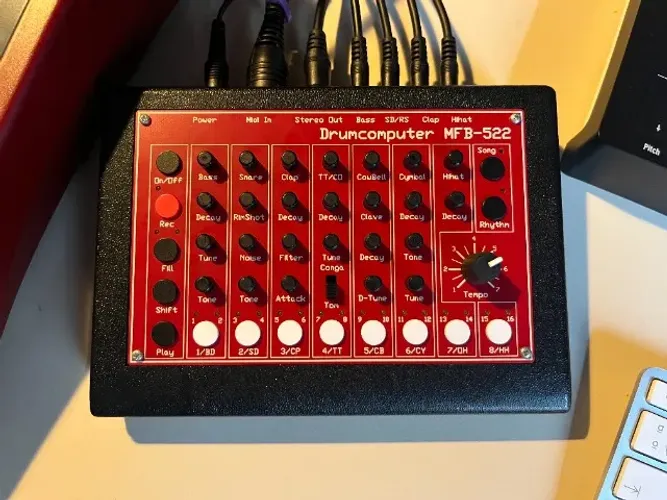 Drum Machine analógica MFB-522 (clone Roland TR-808)