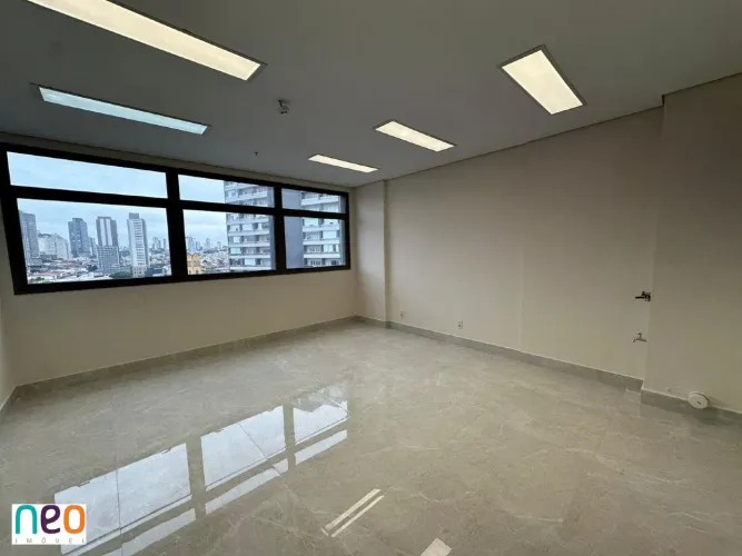 Sala comercial com janela anti ruído bem localizada