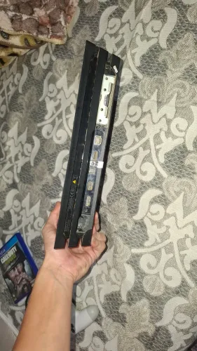 Ps4 pro 1Tb com um controle e dois jogos