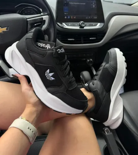 Tênis Adidas 
