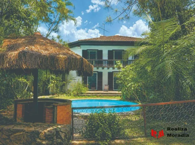 Chac. São João - Rústica, 2.400m² de terreno, 2 piscinas (externa e raia coberta), lareira