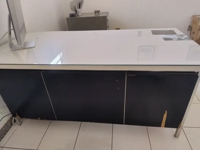 Mesa de escritório com tampa de vidro