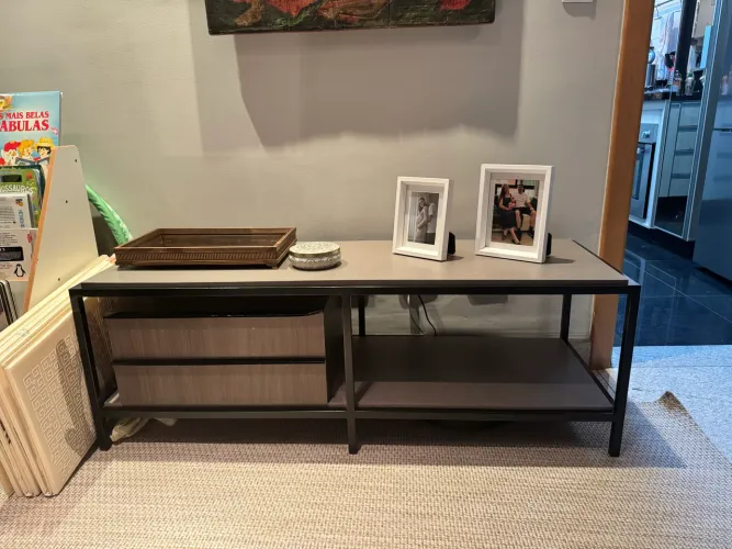 Rack / Aparador de Marcenaria com Estrutura em Metal - Design Moderno
