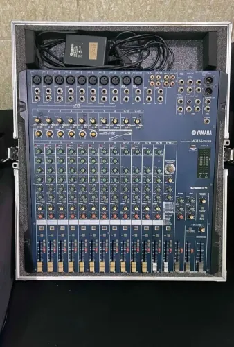 Mesa de som Yamaha 16 canas com case