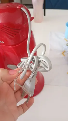 Vendo batedeira Britânia vermelha, função turbo