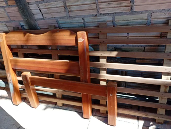 Cama solteiro em madeira