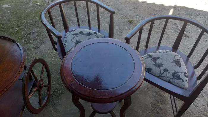 Jogo de cadeira e mesa antiga de madeira 