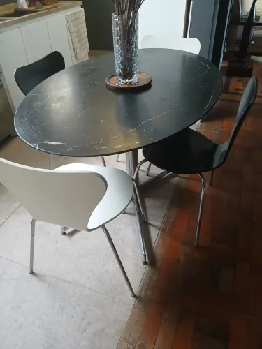 Mesa Jantar oval tampo em mármore Nero +04 cadeiras