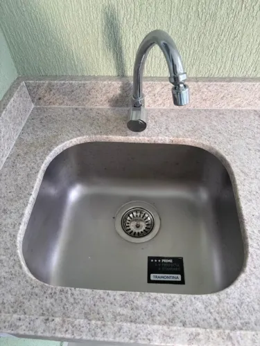 Pia em granito itaúnas largura 1,83 x profund 83cm + cuba de inox retang tramontina (40x34