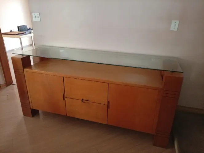 Buffet de madeira e vidro