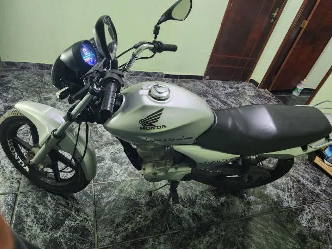 Titan 150 com rodas de liga leve