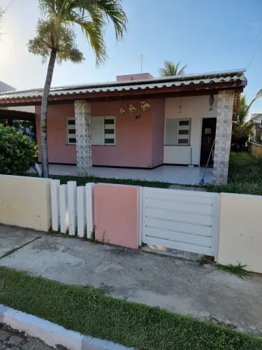 Aluga-se casa de praia em condomínio fechado a 100m da praia