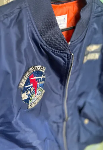 Jaqueta Bomber Azul com Patches Estilo Militar - Nova